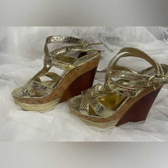Steve Madden Gold Metallic Snake Print Wedge with Wooden Heel & Cork Platform 7 - Picture 2 of 8